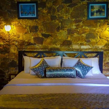 Laura Hotel Ella Bagian luar foto